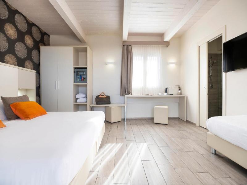 L'Hotel image
