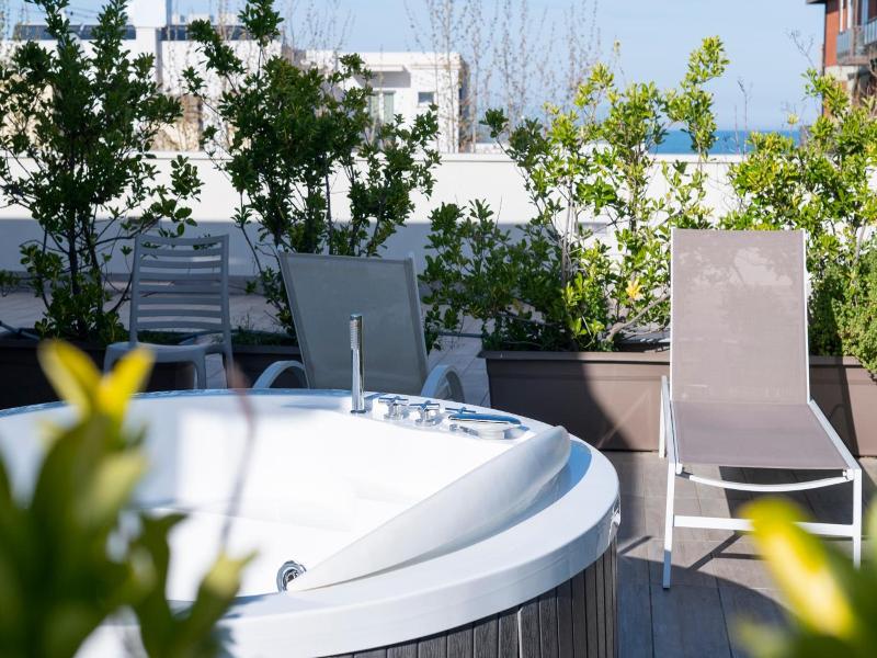 L'Hotel image