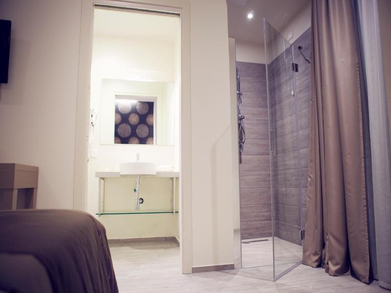 L'Hotel image