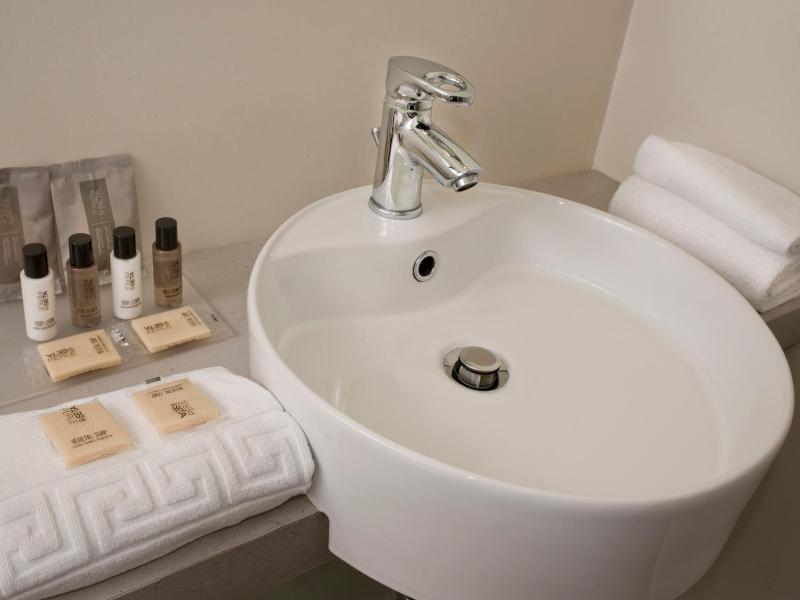 L'Hotel image