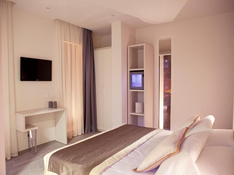 L'Hotel image