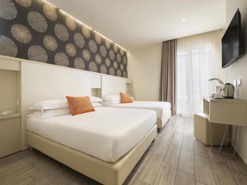 L'Hotel image