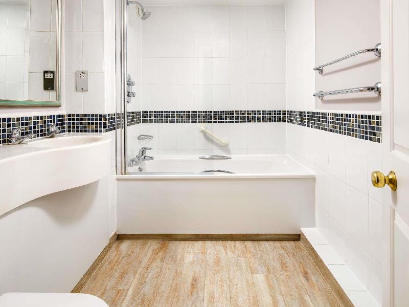 Mercure Gloucester Bowden Hall Hotel image