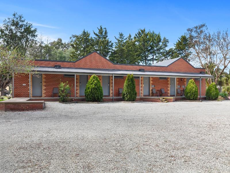 Comfort Inn Coach & Bushmans image