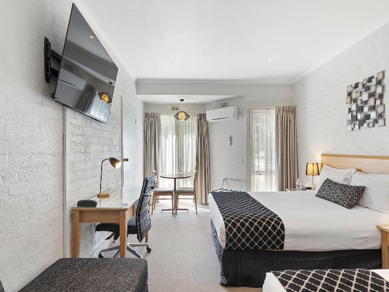 Comfort Inn Coach & Bushmans image