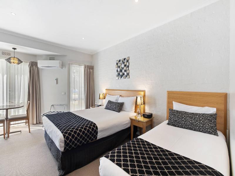 Comfort Inn Coach & Bushmans image