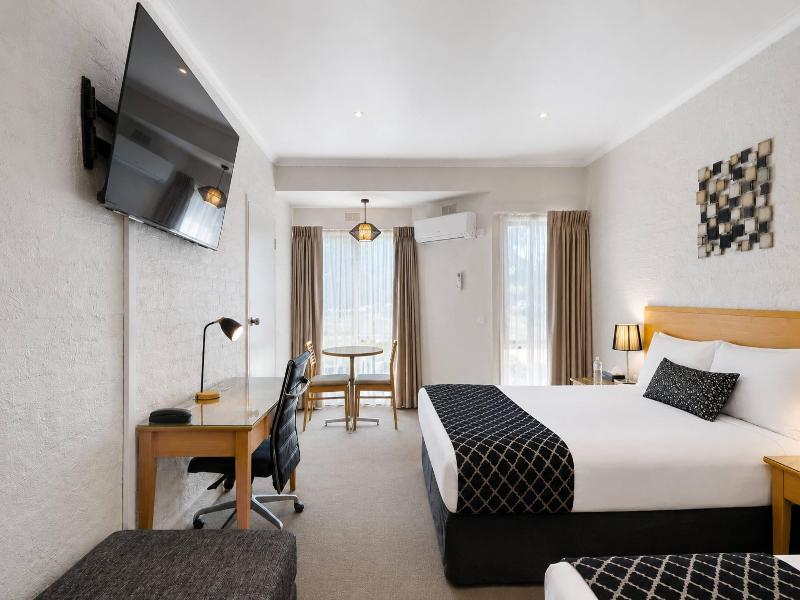 Comfort Inn Coach & Bushmans image