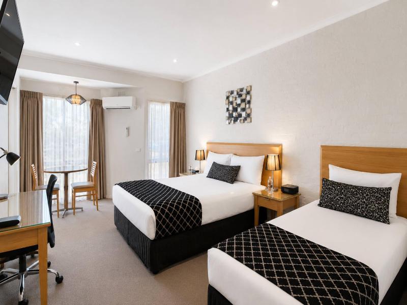 Comfort Inn Coach & Bushmans image