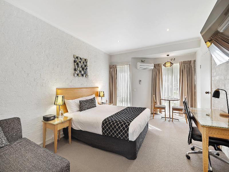 Comfort Inn Coach & Bushmans image