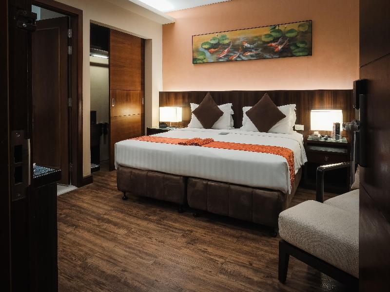 Ramada by Wyndham Manila Central image