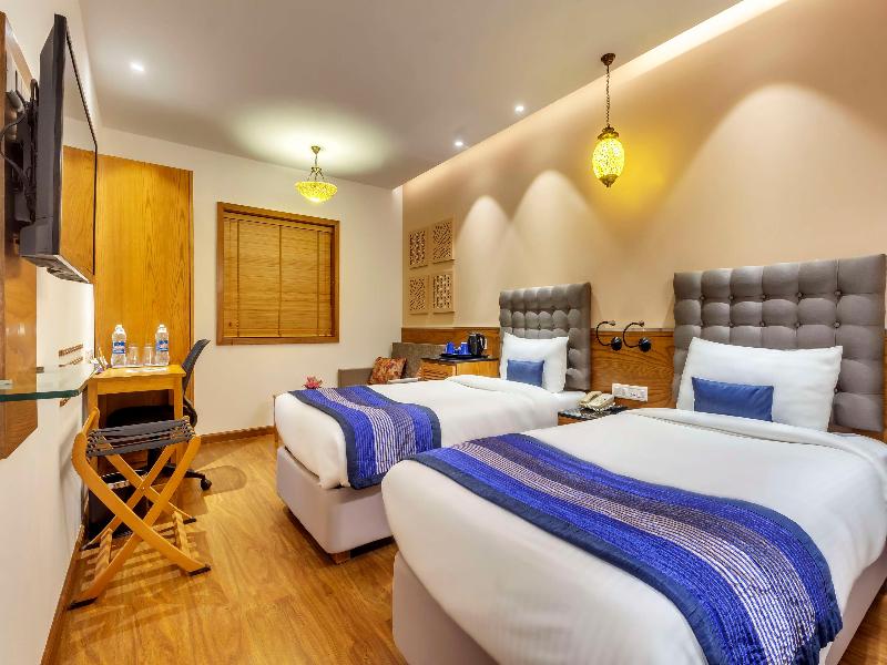Golden Tulip Essential image