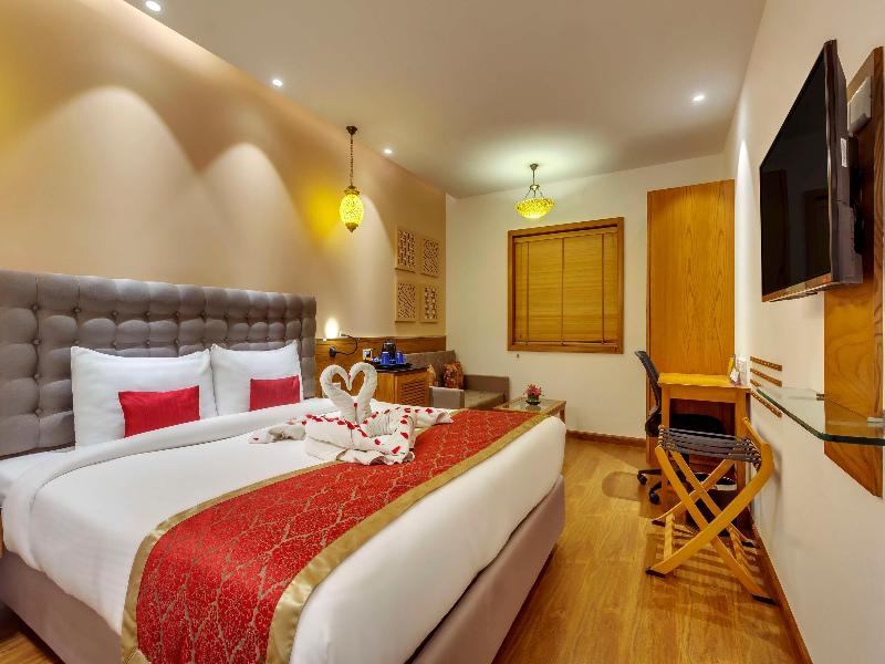 Golden Tulip Essential image
