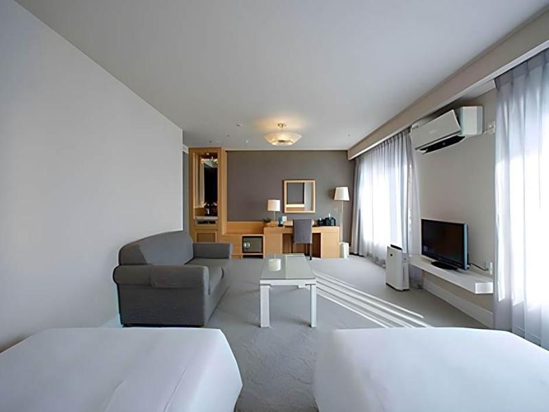 Clayton Bay Hotel image