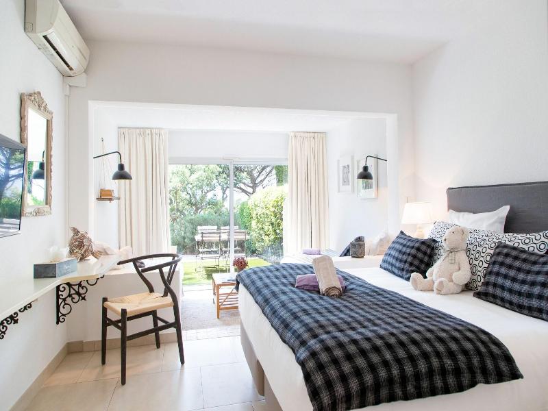 Font Mourier Hotel image
