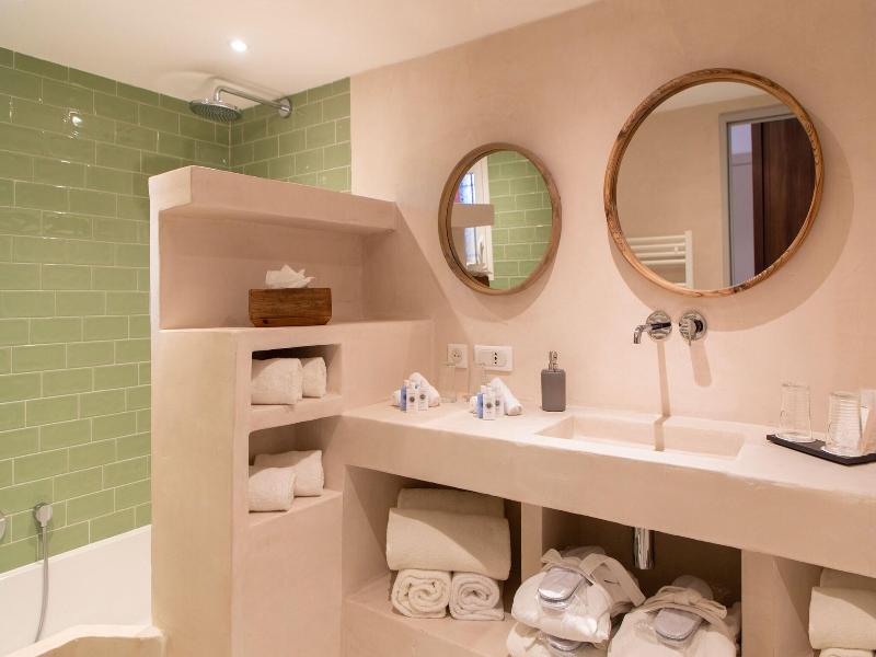 Font Mourier Hotel image