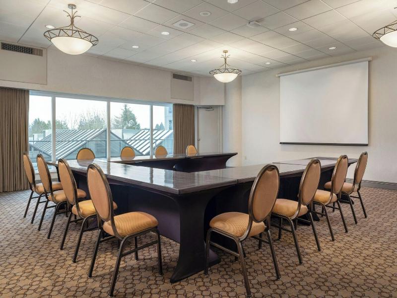 Sheraton Vancouver Guildford Hotel image