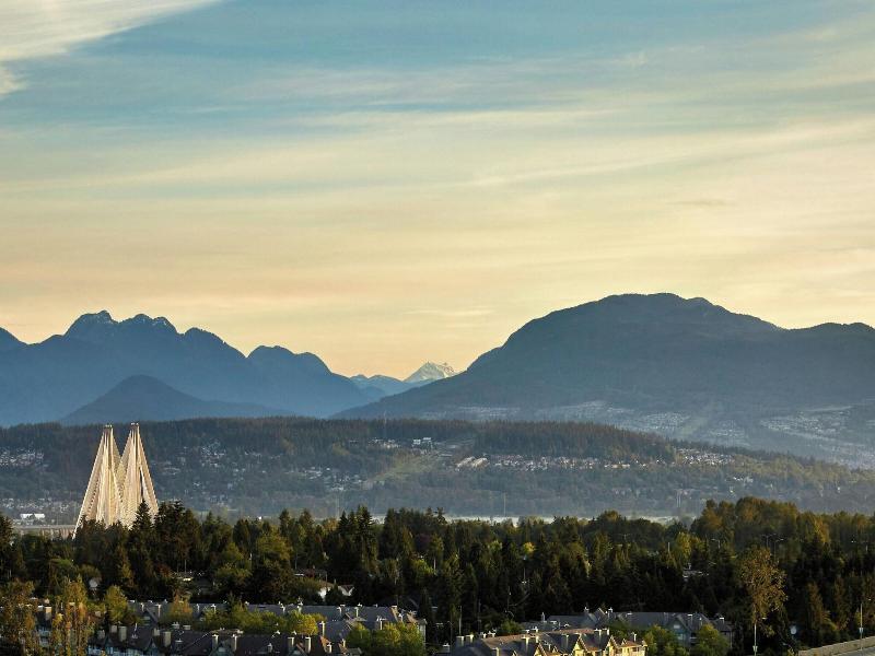 Sheraton Vancouver Guildford Hotel image