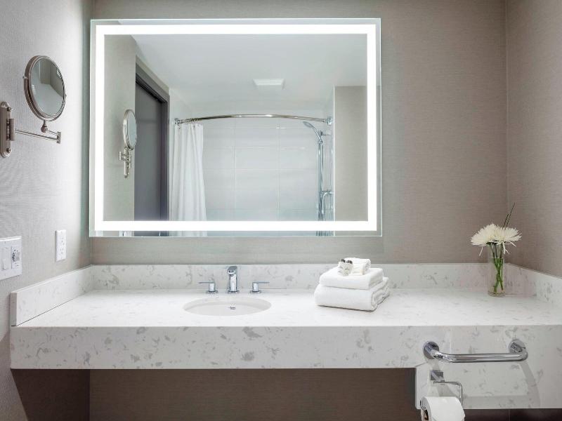 Sheraton Vancouver Guildford Hotel image
