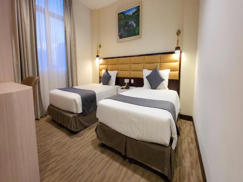 Hallmark Crown Hotel image