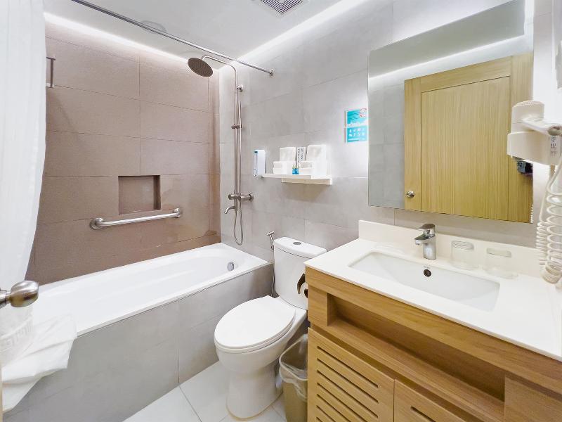 Microtel By Wyndham Tarlac image