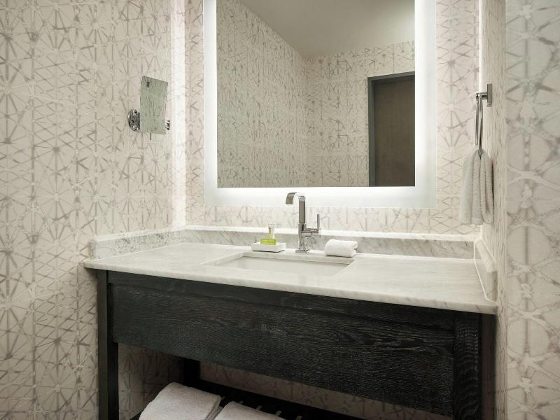 Courtyard by Marriott Philadelphia Downtown image
