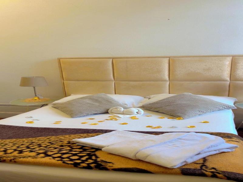 WW Hostel & Suites image