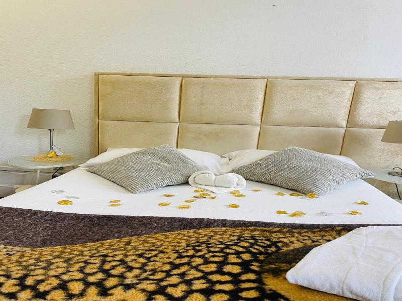 WW Hostel & Suites image