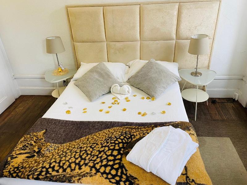 WW Hostel & Suites image