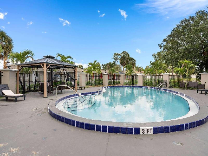 Super 8 by Wyndham Kissimmee/Orlando image