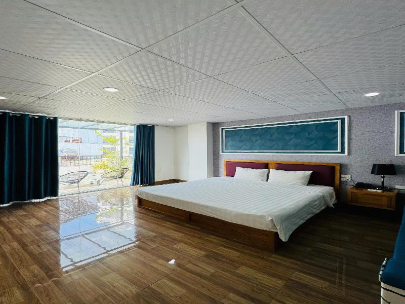 Holiday Suites Hotel image