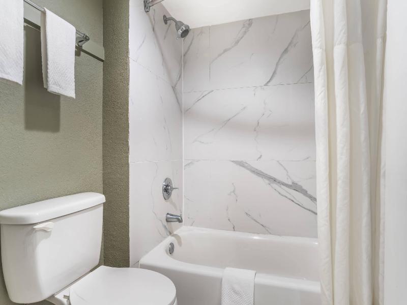 Quality Inn & Suites Panama City Beach image