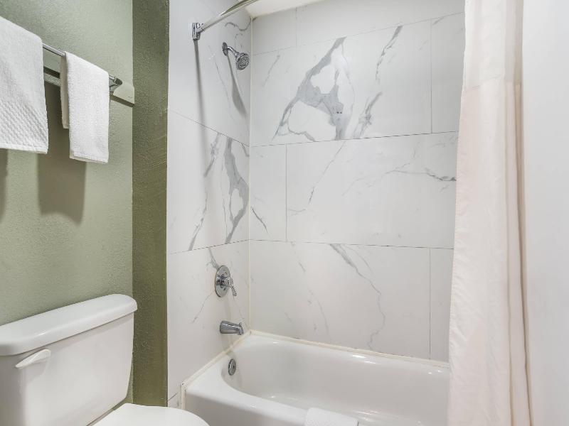 Quality Inn & Suites Panama City Beach image