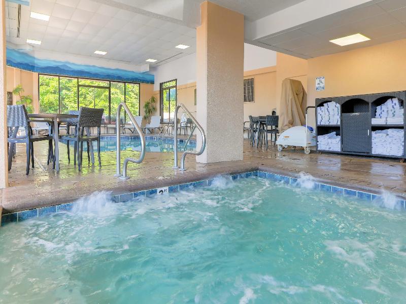 Comfort Inn & Suites at Dollywood Lane image