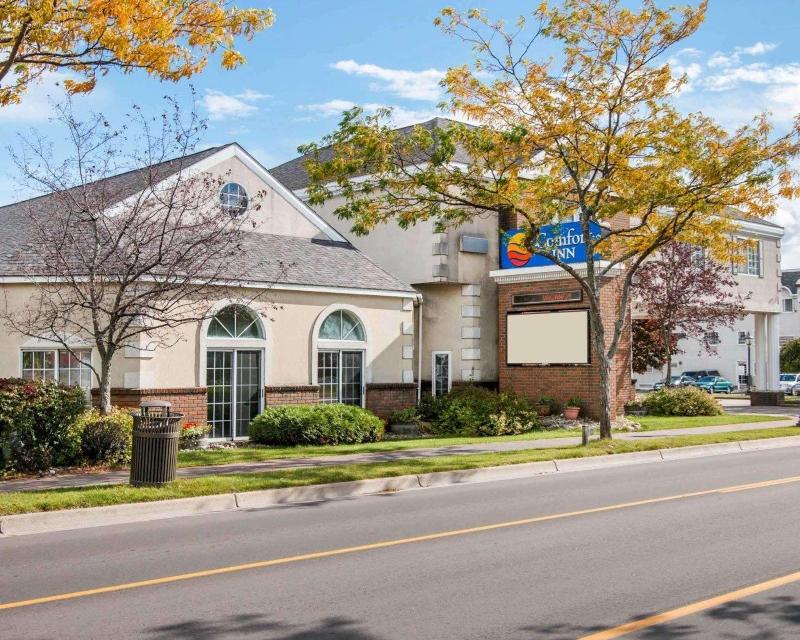 Comfort Inn Lakeside image