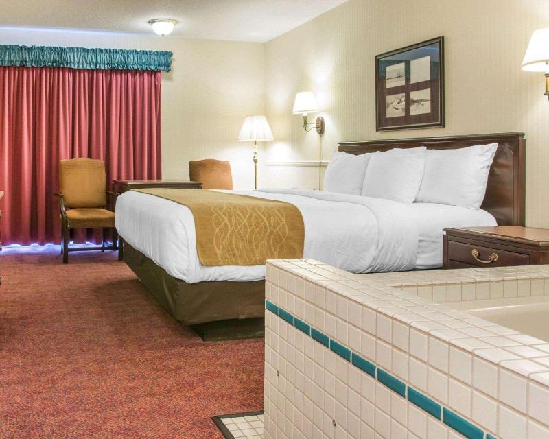 Comfort Inn Lakeside image