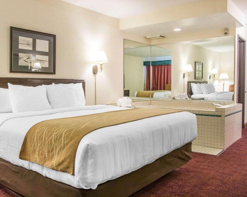 Comfort Inn Lakeside image
