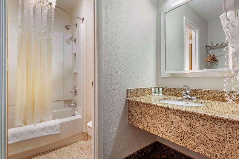 Quality Inn Fort Wayne image