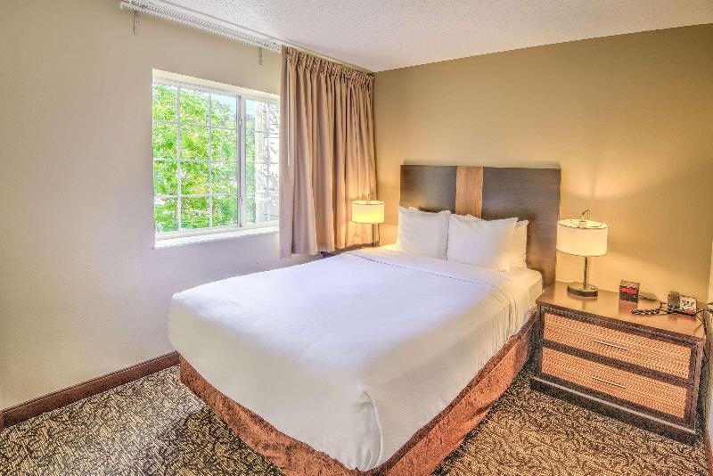 SUITE QUEEN BED NON SMOKING — photo 24