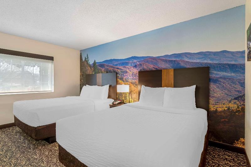 SUITE TWO QUEEN BEDS NON SMOKING — photo 13