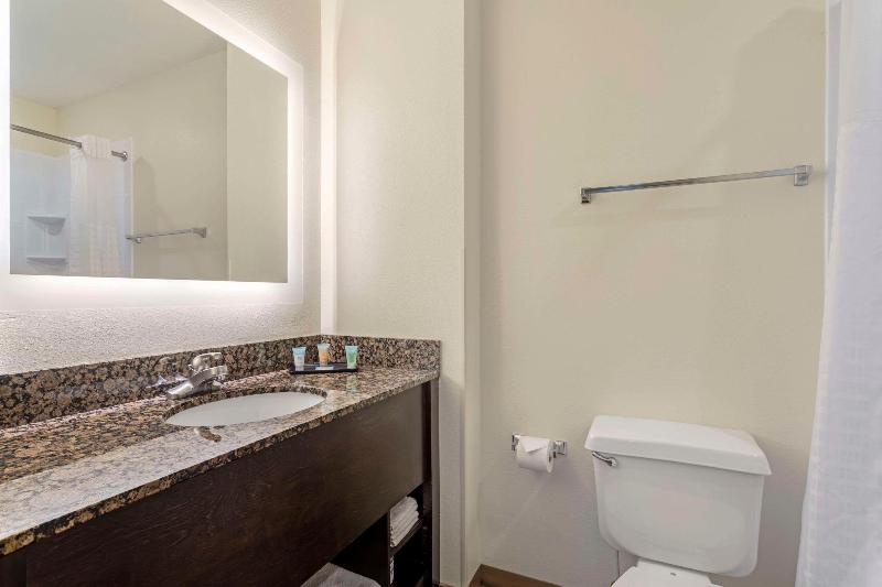 SUITE TWO QUEEN BEDS NON SMOKING — photo 18