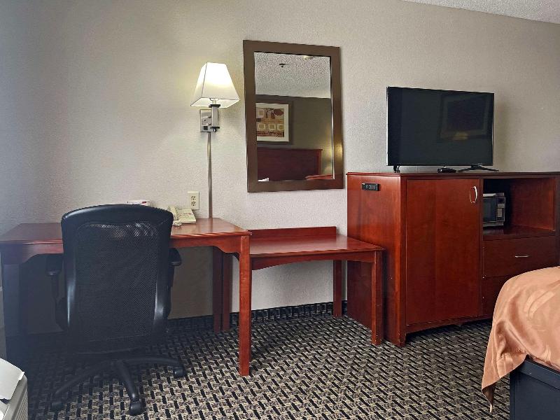 Quality Inn & Suites Cincinnati Sharonville image