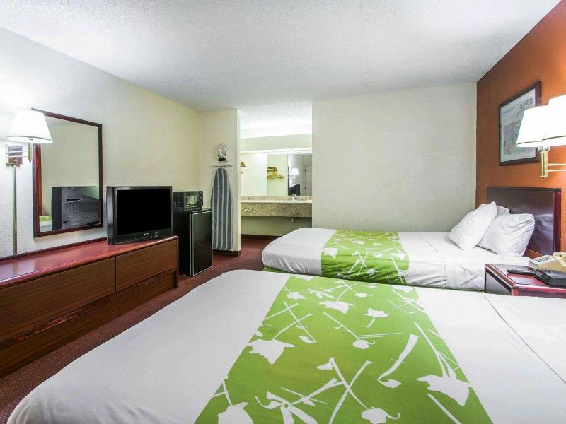 Econo Lodge Dothan Area image