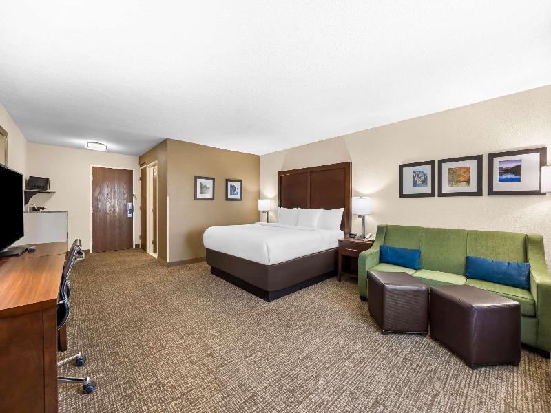 Comfort Inn & Suites Pueblo image