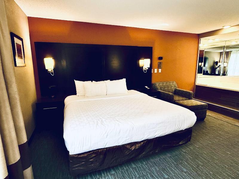 Clarion Inn & Suites Evansville image