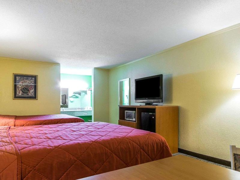 Econo Lodge Franklin South image