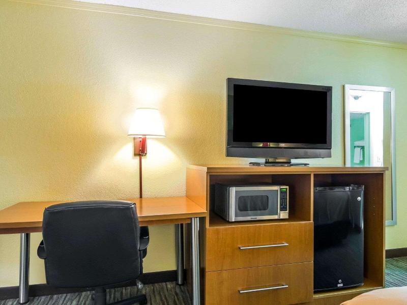 Econo Lodge Franklin South image