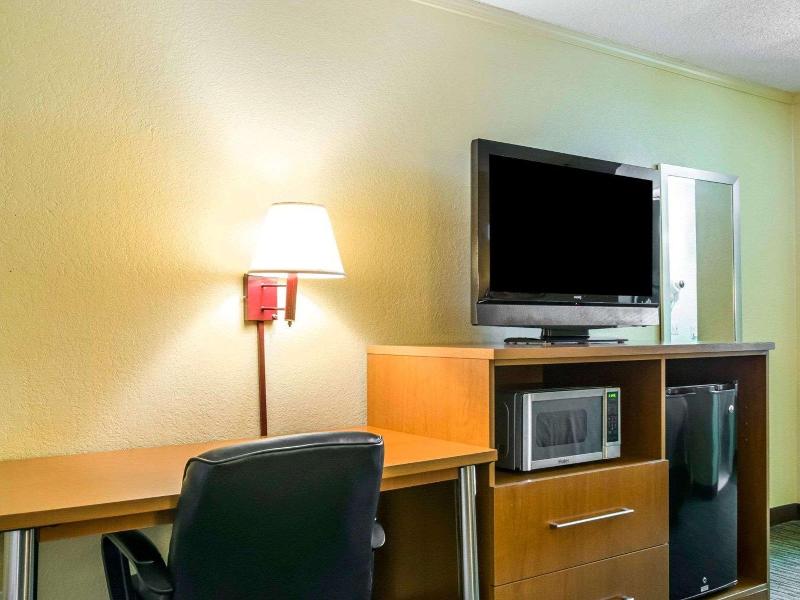 Econo Lodge Franklin South image