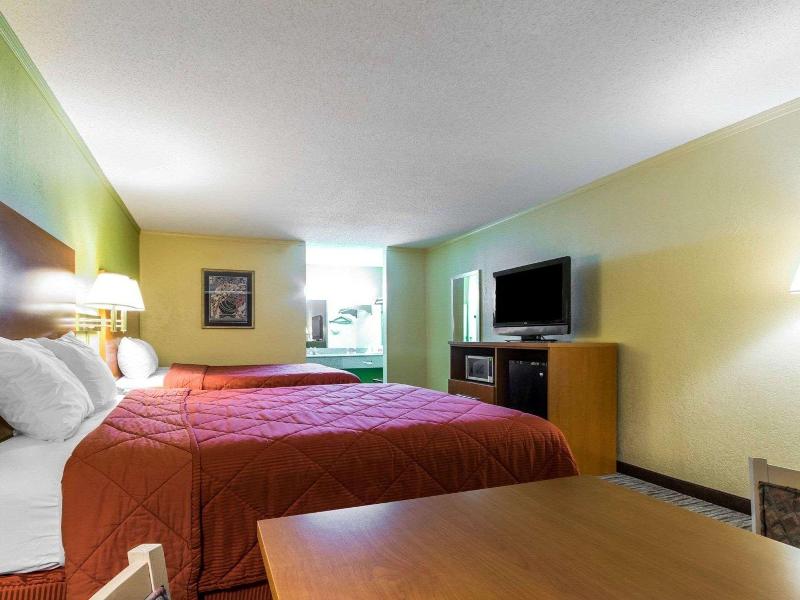 Econo Lodge Franklin South image