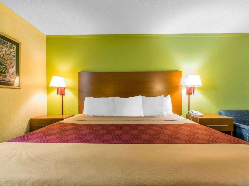 Econo Lodge Franklin South image