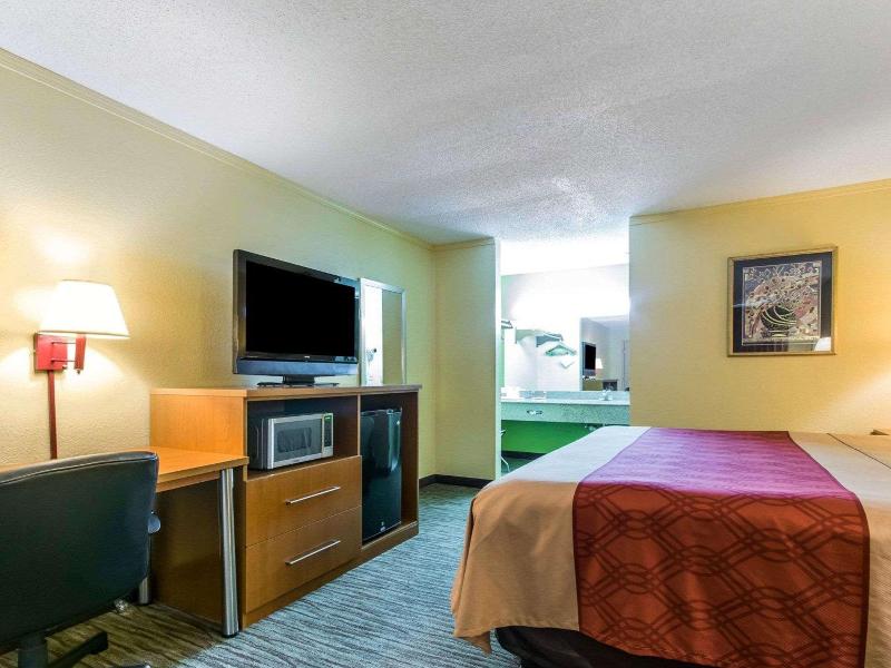 Econo Lodge Franklin South image